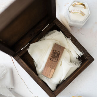 Dark wooden box for USB with engraving - 3