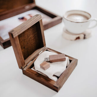 Dark wooden box for USB with engraving - 4