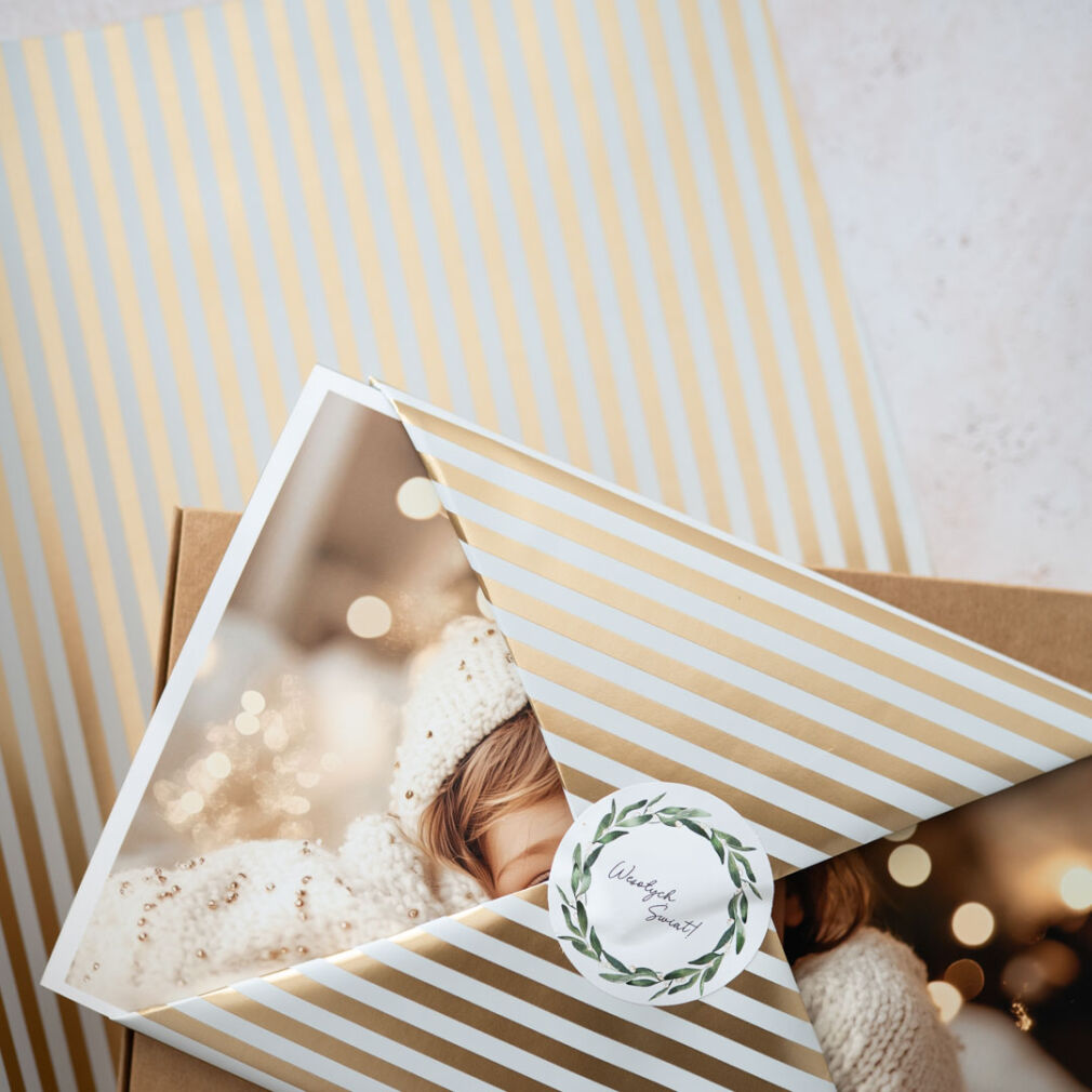Papier mit goldenen Streifen