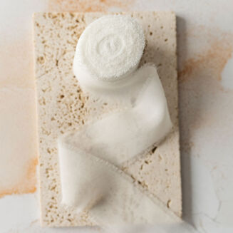 Szarpana biała wstążka - 2