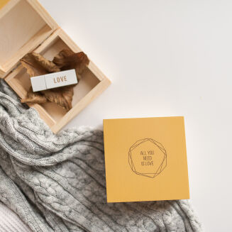 Grawerowane drewniane musztardowe opakowanie na pendrive - 4