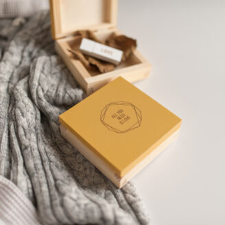 Grawerowane drewniane musztardowe opakowanie na pendrive - 2