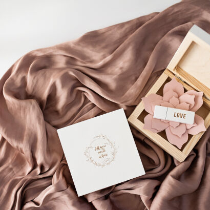 White woodenbox for USB with engraving